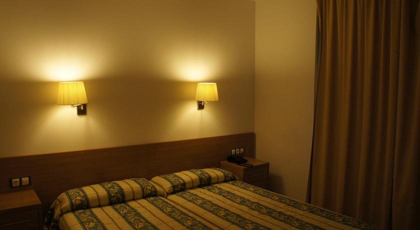 Hotel Catalunya - Photo 11