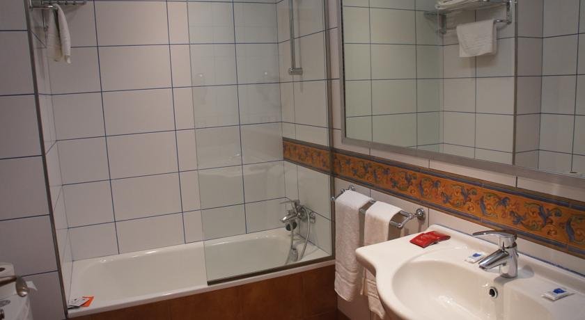 Hotel Catalunya - Photo 15