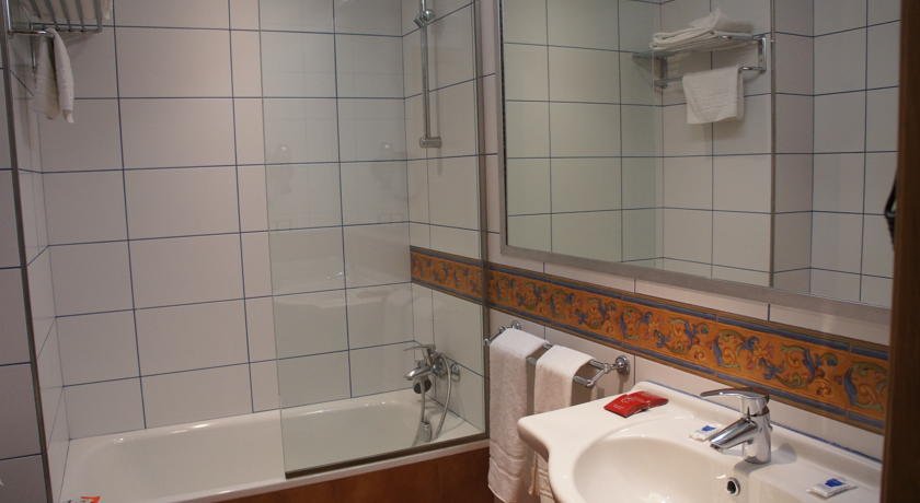 Hotel Catalunya - Photo 4